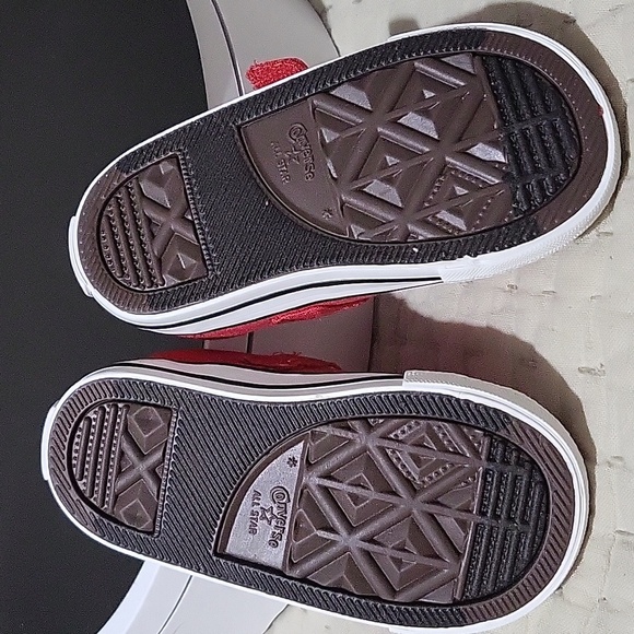 Converse Velcro Closure Shoes with Heart Buckle Infants Size 5 - Picture 4 of 8